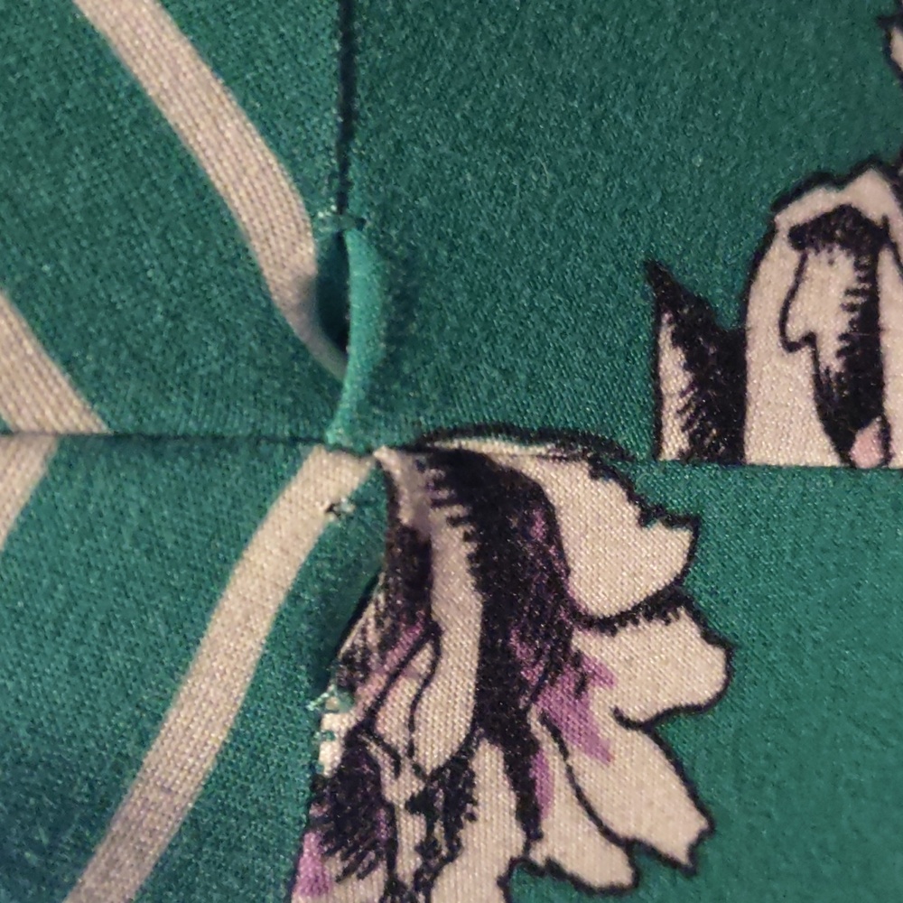 Spring/Summer Eye Candy Essentials Floral Green Women's Top with Necklace - Picture 6 of 12